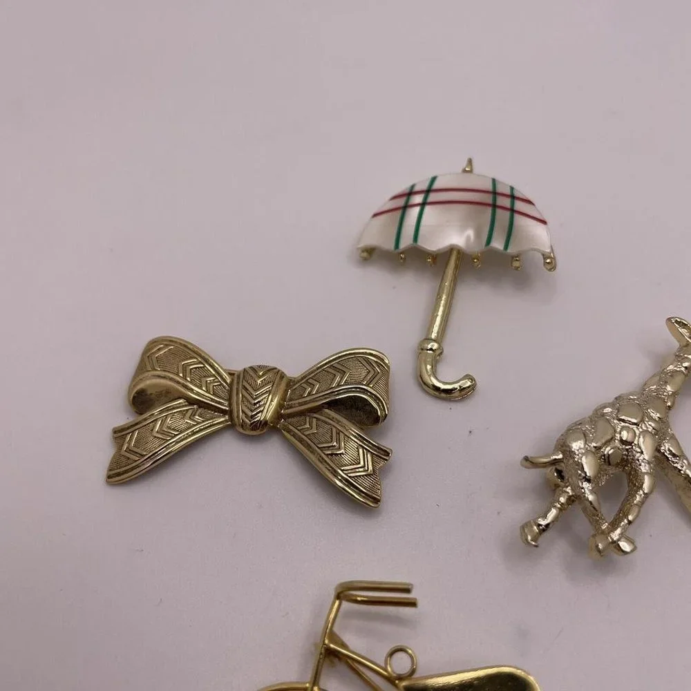 Lot Of 4 Women’s Gold Tone Brooch Pins Metal Bike, Giraffe, Umbrella, Bow - Picture 5 of 11